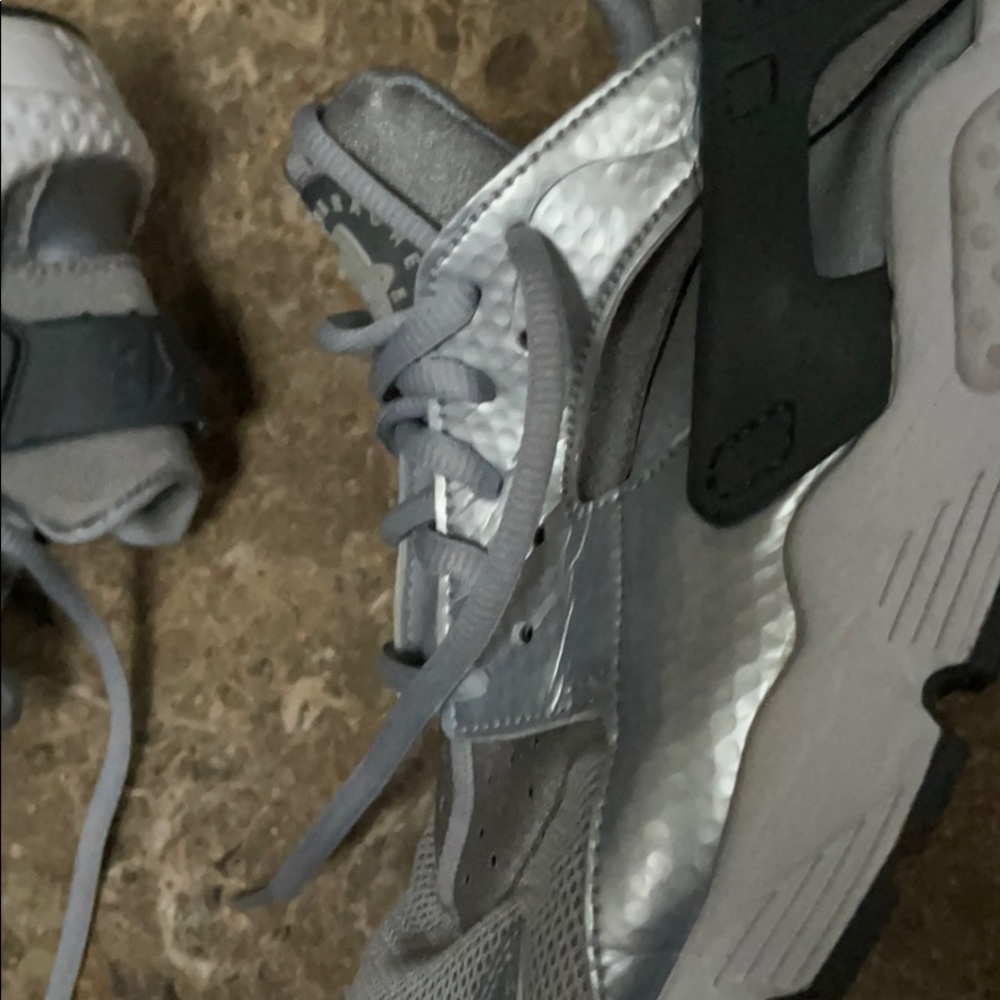 Sneakers - Picture 6 of 7